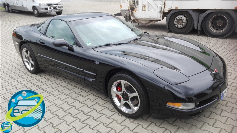 Schwarze Chevrolet Corvette von der Seite