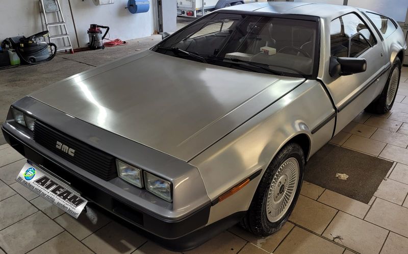 DeLorean DMC-12 mit Edelstahlkarosserie in der Halle