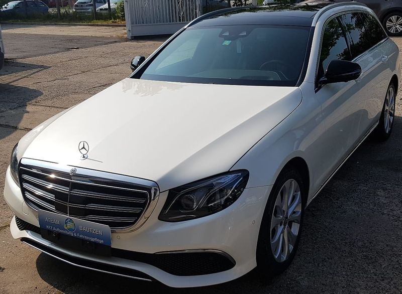 Weißer Mercedes E-Klasse Kombi mit glänzendem Lack