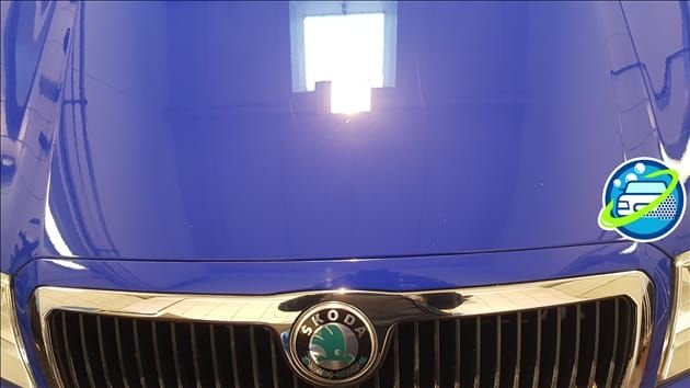 Nachher: Blaue Skoda-Motorhaube, zweite Ansicht