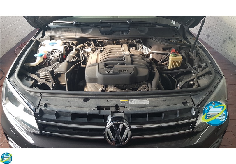 Vorher: Gereinigter Motorraum eines VW mit geöffneter Haube